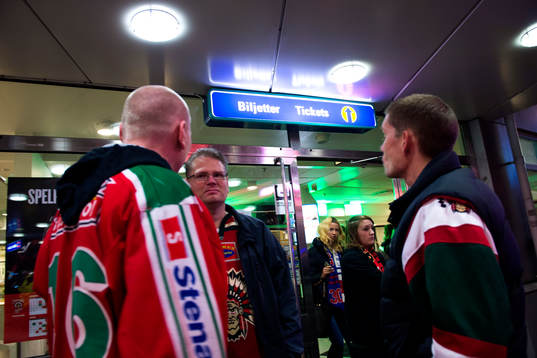 Frölundasupportrar utanför biljettkassan innan