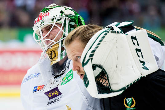 Färjestads målvakt Fredrik Pettersson Wentzel skadar sig