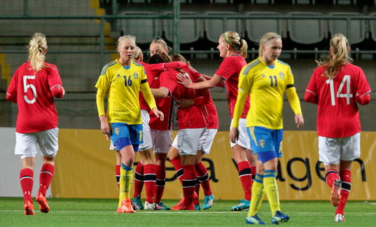 Norges spelare jublar och Sveriges deppar
