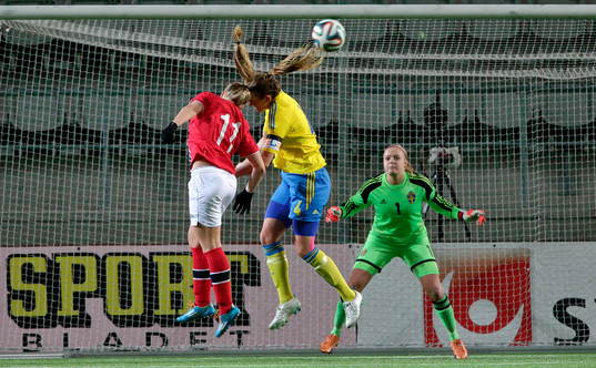 Målchans för Lisa Maria Karlseng, intill Sveriges Jennie