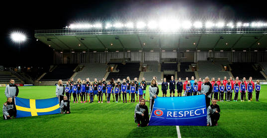 Sverige och Norge före fotbollsmatchen mellan Sverige dam