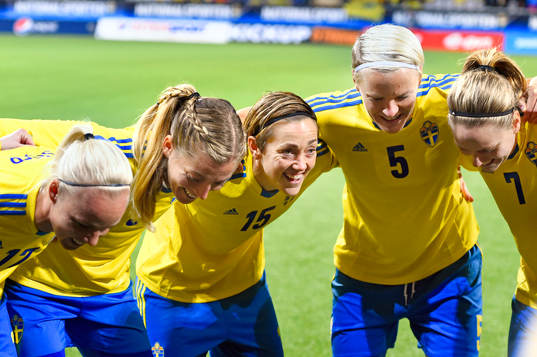 e landskamp med Nilla Fischer och Lisa Dahlkvist