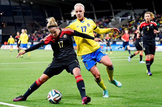 Tysklands Jennifer Cramer och Sveriges Caroline Seger