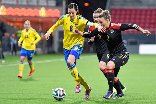 Sveriges Lotta Schelin jagas av Tysklands Josephine Henning