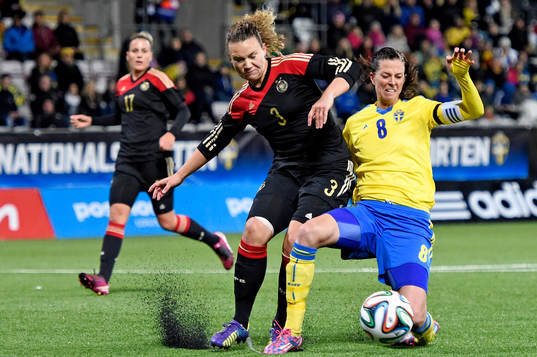 Tysklands Josephine Henning och Sveriges Lotta Schelin