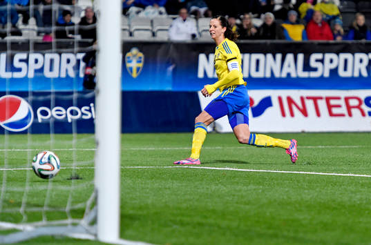 Sveriges Lotta Schelin gör 1-0