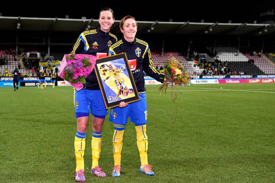 Sveriges Lotta Schelin och Therese Sjögran tackas