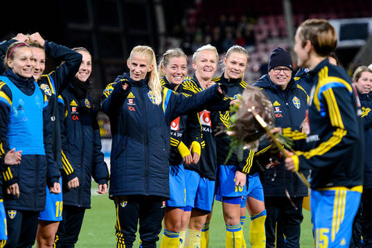 Sveriges Therese Sjögran hedras av resten av laget