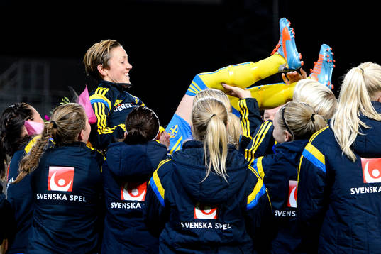 Sveriges Therese Sjögran hissas av det svenska laget