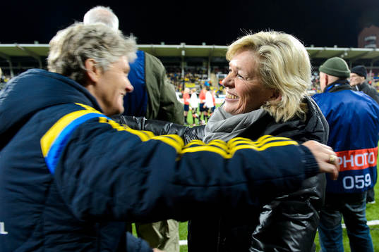 Sveriges förbundskapten Pia Sundhage kramar om Tysklands