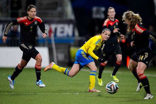 Tysklands Annike Krahn och Sveriges Kosovare Asllani