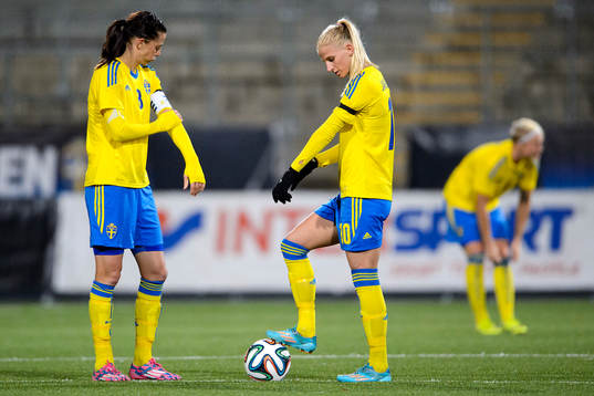 Sveriges Lotta Schelin och Sofia Jakobsson gör sig redo