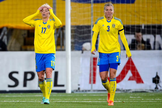 Sveriges Caroline Seger och Linda Sembrant deppar