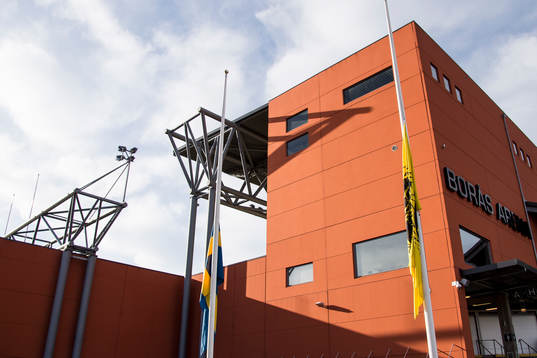 Svenska och Elfsborgs flagga på halv stång utanför
