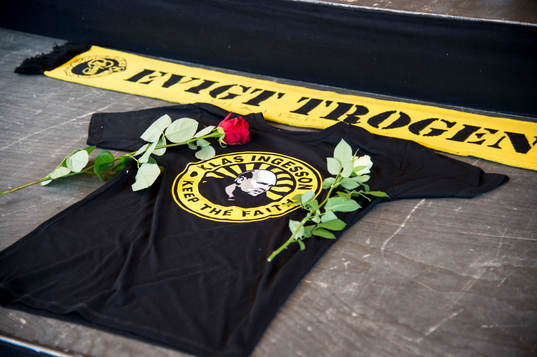 Rosor och tröja vid minnesplatsen