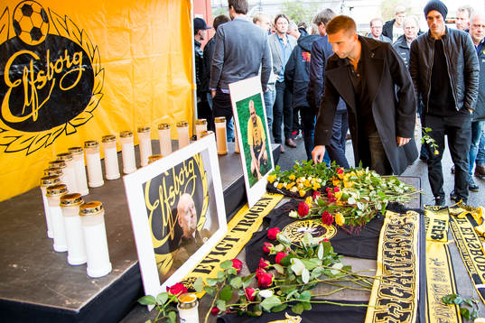 Elfsborgs Anders Svensson lägger ner en gul ros