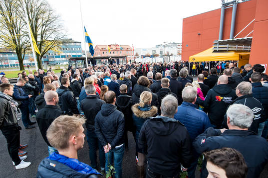 Stort antal sörjande hade kommit till minnesstund för