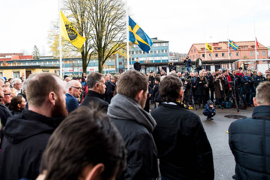 Flaggorna vajar på halv stång