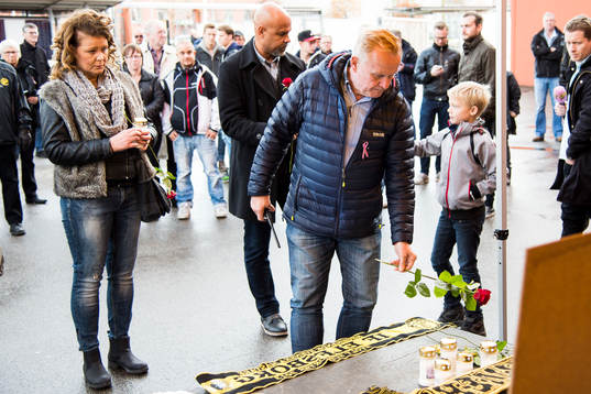 Supportrar lägger ner blommor och halsdukar