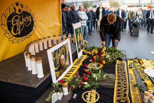 Elfsborgs assisterande tränare böjer framför