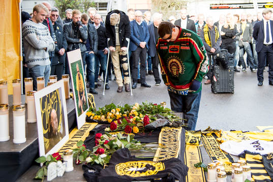 En Frölunda hockey supporterlägger ner blommor och