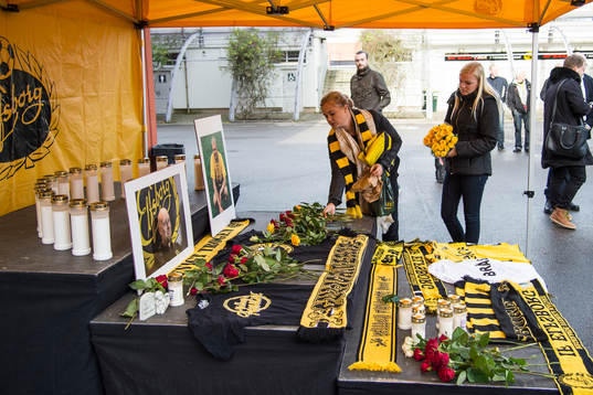 Sörjande supportrar lägger ner blommor