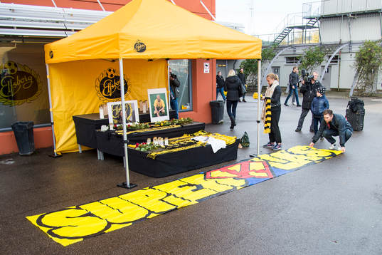 Supporter lägger ut banderollen superklas
