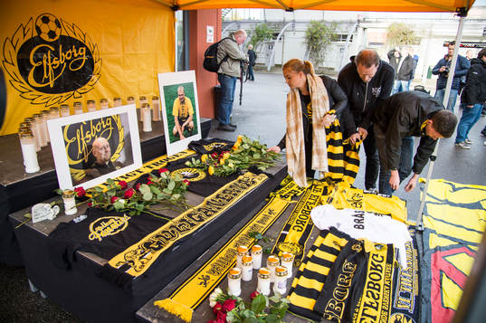Sörjande supportrar lägger ner blommor och halsdukar