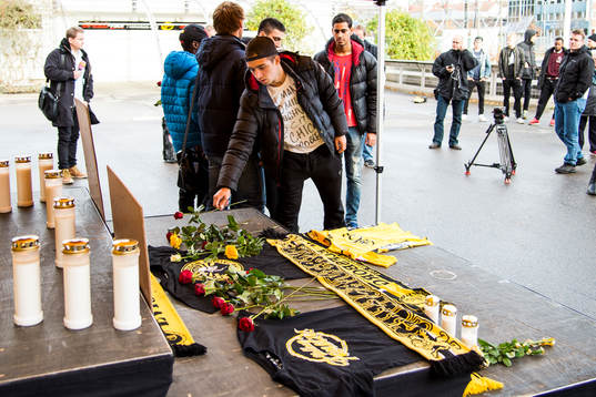 Spelare ur Elfsborgs ungdomsverksamhet lägger ner blommor
