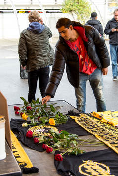 Spelare ur Elfsborgs ungdomsverksamhet lägger ner blommor