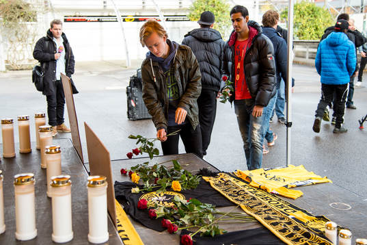 Spelare ur Elfsborgs ungdomsverksamhet lägger ner blommor