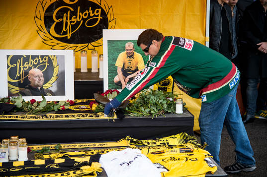 En Frölunda hockey supporter lägger ner blommor