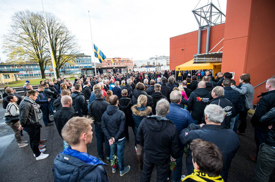 Massor med folk hade kommit till minnesstund för Elfsborgs