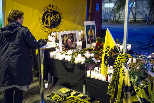 En sörjande skriver i kondoleansboken