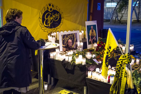 En sörjande skriver i kondoleansboken