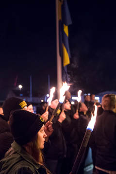 Sörjande supportrar med facklor