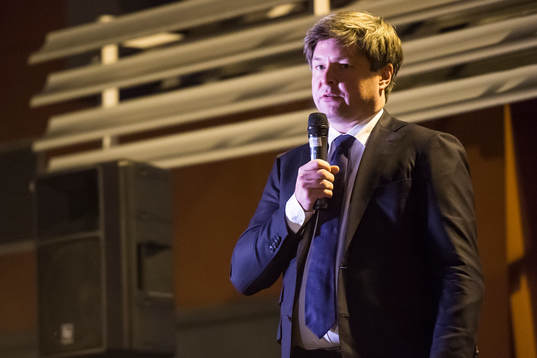 Elfsborgs ordförande Bosse Johansson håller minnestal