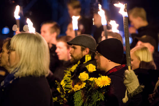 Supportrar med facklor och gula blommor