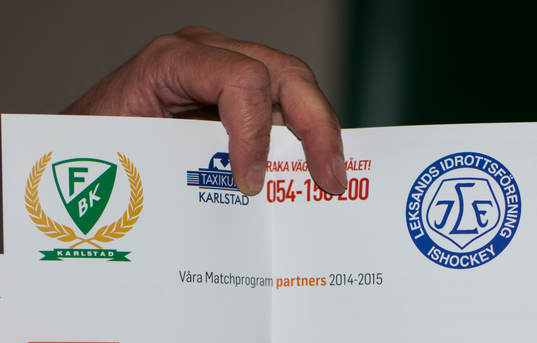 Matchprogram visas upp före ishockeymatchen i SHL mellan