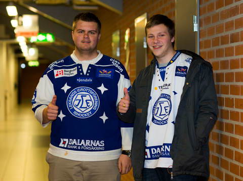 Tillresta Leksandssupporters visar tummen upp före