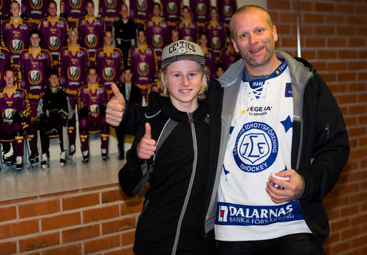 Tillresta Leksandssupporters visar tummen upp före