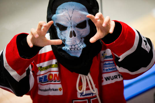 En ung supporter med Örebrotröja och Halloweenmask