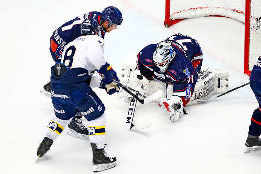 s Kevin Fiala har målchans framför Linköpings målvakt