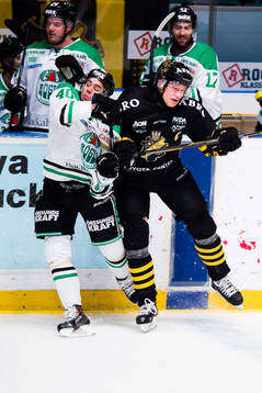 s Patric Blomdahl trycker till Rögles Jesper Jensen