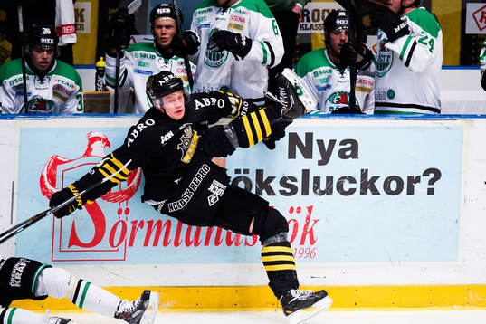 s Patric Blomdahl ramlar framför Rögles bänk