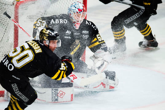 s Robin Olsson och målvakt Christian Engstrand