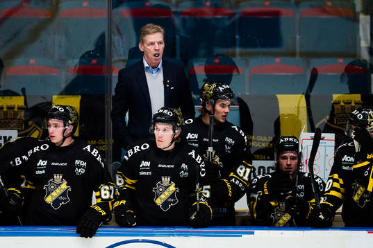 s tränare Peter Gradin reagerar