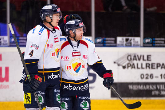 Djurgårdens Marcus Högström och Mattias Guter jublar