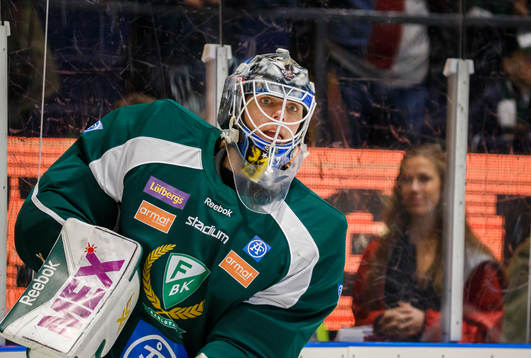 Färjestads reservmålvakt  Adam Werner vid uppvärmningen