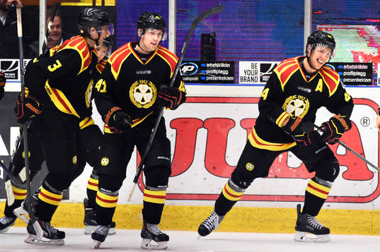 Brynäs Jacob Blomqvist (th) jublar